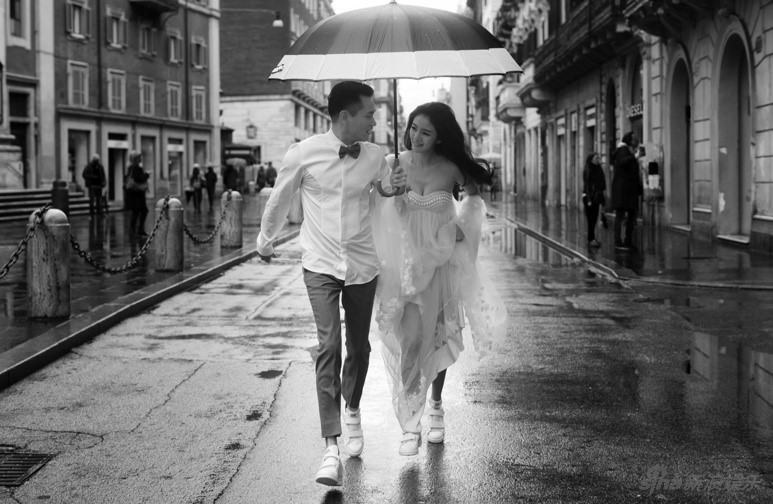 Cô dâu và chú rể đi giày thể thao, chạy ô dưới trời mưa trên đường phố Roma. An Dĩ Hiên tiết lộ cô là người lên ý tưởng thực hiện bộ ảnh này. Hai người đều thích lưu lại những khoảnh khắc như trong câu chuyện ngôn tình.