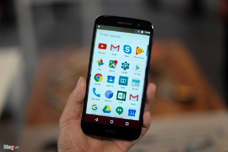 Moto M chạy hệ điều hành Android 6.0, RAM 4 GB, bộ nhớ trong 32 GB, chip Helio P15, lõi 8, tốc độ 2,2 GHz.