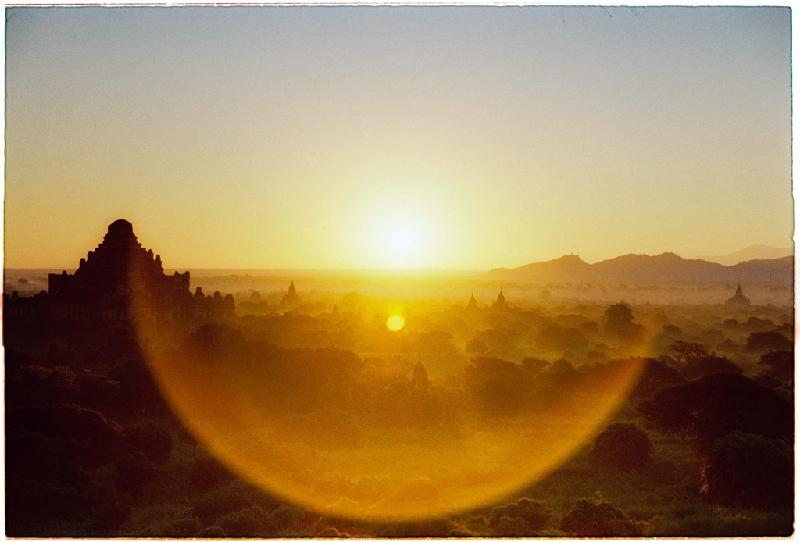 Mặt trời ở Bagan có vẻ đẹp huyền thoại khi trỗi dậy trên đỉnh những toà tháp cổ kính và màn sương trắng xoá.