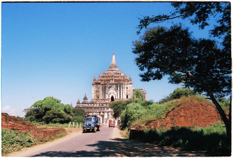 Bagan rộng hơn 100 km2, có khoảng 13.000 chùa tháp được xây dựng từ thế kỷ thứ 11. Sau trận động đất tháng 8/2016, Bagan chỉ còn hơn 3.000 chùa tháp.