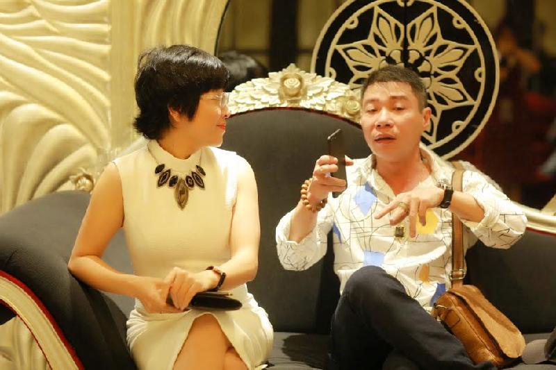 MC Thảo Vân và diễn viên Công Lý trò chuyện sôi nổi khi gặp nhau tại đám cưới người em.