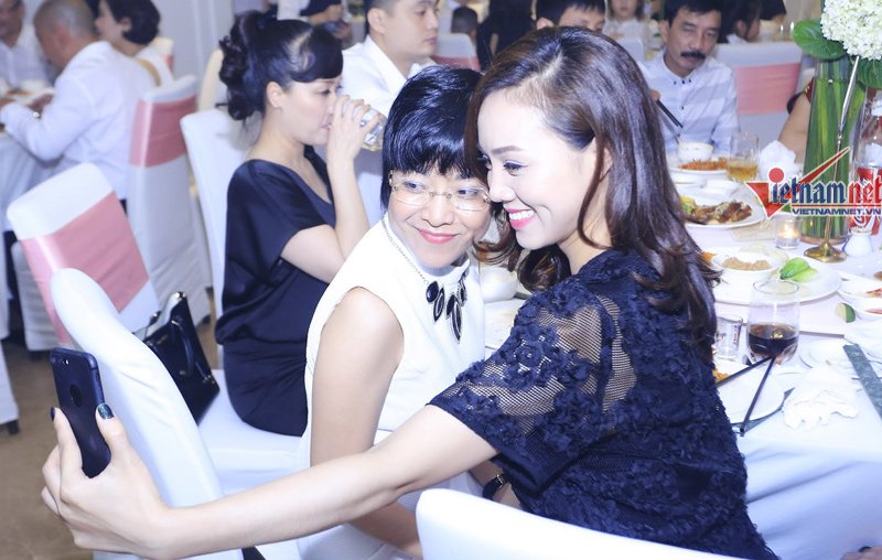 Bạn gái mới của Công Lý chụp ảnh với MC Thảo Vân.