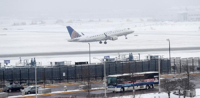 Một máy bay của hãng United Airlines rời sân bay quốc tế O’Hare ở Chicago ngày 13/3. Khoảng 400 chuyến bay dự kiến xuất phát từ nơi này đã bị huỷ. Trang web FlightAware cho biết nhiều hãng hàng không đã cẩn thận nên huỷ trước hơn 4.000 chuyến bay trước khi bão tuyết đổ bộ. Những sân bay bị ảnh hưởng nhất là Newark ở New Jersey và sân bay Logan ở Boston. Ảnh: 