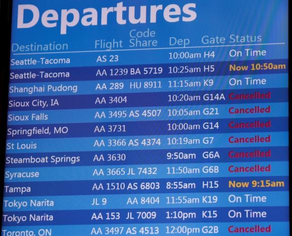 Nhiều chuyến bay đi của hãng American Airlines tại sân bay O’Hare ở Chicago bị thông báo huỷ chuyến vào ngày 13/3. Hãng này cũng huỷ bỏ toàn bộ chuyến bay ở các sân bay trong New York gồm Newark, LaGuardia và sân bay quốc tế John F. Kennedy. Ảnh: 