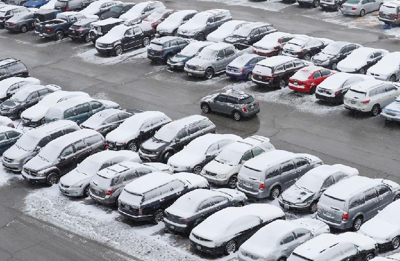 Ôtô phủ đầy tuyết trong bãi đỗ xe ở sân bay O’Hare. Cơ quan Thời tiết Quốc gia phát cảnh báo bão tuyết đối với các bang Pennsylvania, New Jersey, New York và Connecticut với lượng tuyết có thể dày đến 60 cm. Ảnh: 