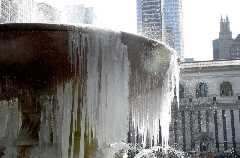 Đài phun nước Josephin Shaw Lowell ở công viên Bryant, New York, đóng băng trong ngày 13/3 khi nhiệt độ tiếp tục giảm trong mùa đông. Ảnh: 
