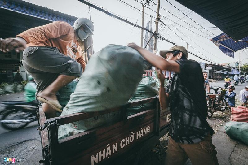 Anh Lâm Văn Thanh (người trên xe), ngày hôm nay đã mua 10 bao bắp với giá khoảng 2,5 triệu đồng và đưa về Lái Thiêu, Bình Dương bán lại.