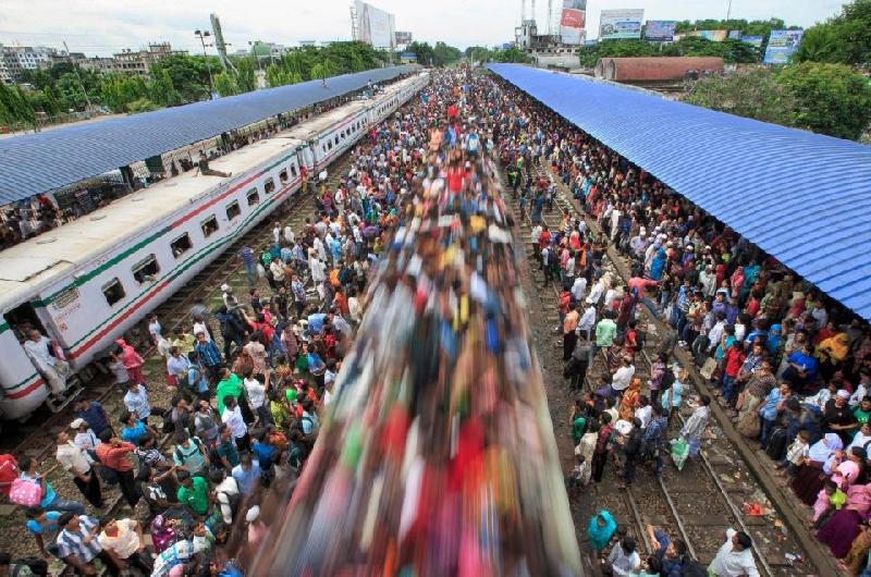 Sáng sớm và chiều muộn, hàng nghìn người tại thủ đô Dhaka, Bangladesh chen chân tới cơ quan hoặc về nhà trên những chuyến tàu chật ních người. Ảnh: 