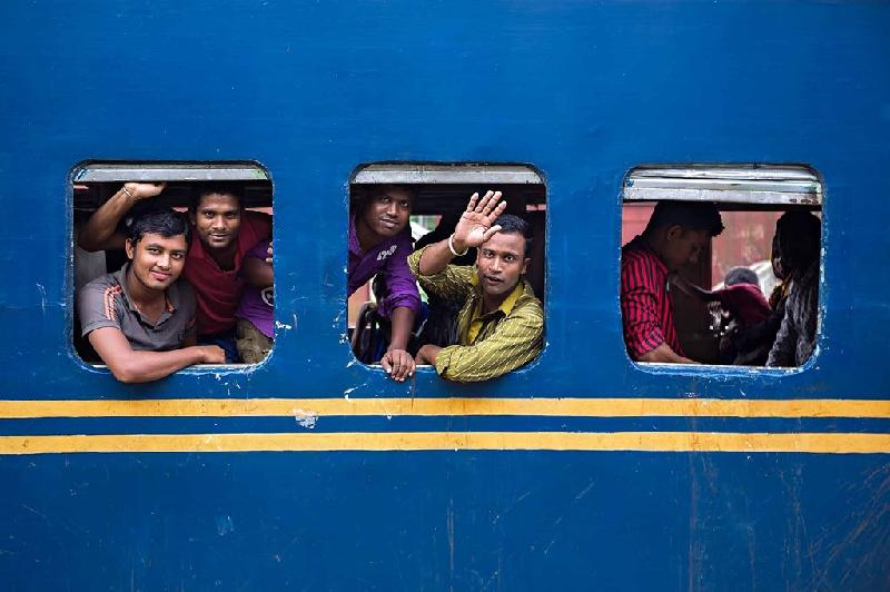Tai nạn đường sắt cũng trở thành một vấn đề được nhiều người quan tâm. Nhiều vụ tàu hỏa đâm xe ôtô hoặc các phương tiện khác xảy ra hàng năm. Năm 2008, tàu hỏa đâm vào xe buýt tại một đường ngang dân sinh ở miền trung Bangladesh khiến ít nhất 17 người thiệt mạng và hơn 19 người bị thương. Ảnh: 