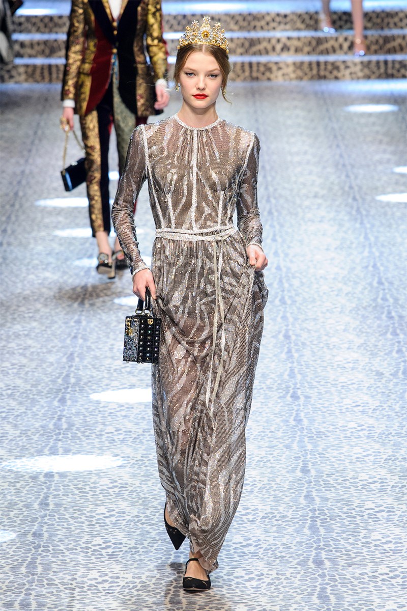 Cảm hứng váy cưới cũng có thể đến từ chiếc váy đính sequin mềm mại của Dolce & Gabbana. 