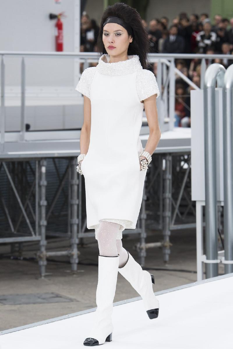 Tại Paris Fashion Week thu đông 2017, Chanel mang đến một trong những bộ sưu tập ấn tượng nhất khi thiết lập cả một "con tàu vũ trụ" trên sân khấu. Và tất nhiên, váy cô dâu theo phong cách Chanel cũng cá tính và khác biệt. 