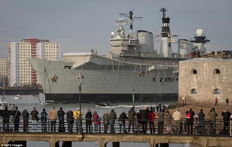 Tàu HMS Illustrious cập cảng Portsmouth lần cuối cùng vào năm 2014 trước khi được bán cho công ty tái chế tàu biển Leyal Ship Recycling Ltd của Thổ Nhĩ Kỳ với giá 2,1 triệu bảng Anh (gần 2,6 triệu USD). Ảnh: AFP.