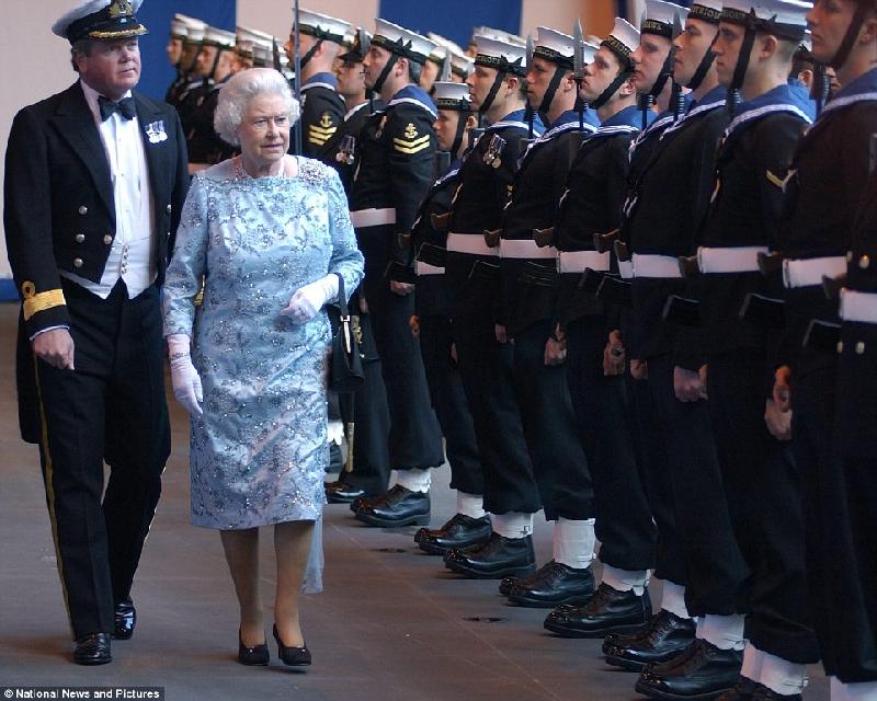 Nữ hoàng Anh Elizabeth 2 trong một lần tham quan và duyệt đội danh dự trên tàu HMS Illustrious. Ảnh:NNP.