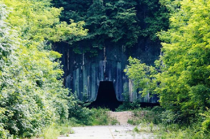 Bên trong là mạng lưới đường hầm với tổng chiều dài 3,5 km. Có 4 lối vào khu phức hợp dưới lòng đất, được che chắn bởi cánh cửa nặng khoảng 100 tấn.