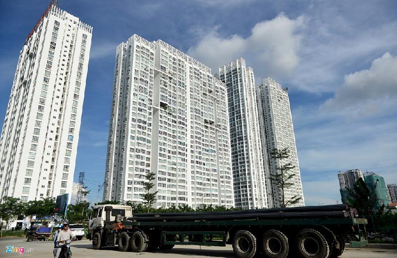 Trên chiều dài khoảng 4 km nhưng đang gánh hàng chục dự án cao ốc với khoảng 100.000 căn hộ. Trong ảnh là khu căn hộ Phú Hoàng Anh gồm 5 bock cao 24-33 tầng, nằm trên diện tích trải dài 23.810 m2 với 1.172 căn hộ.