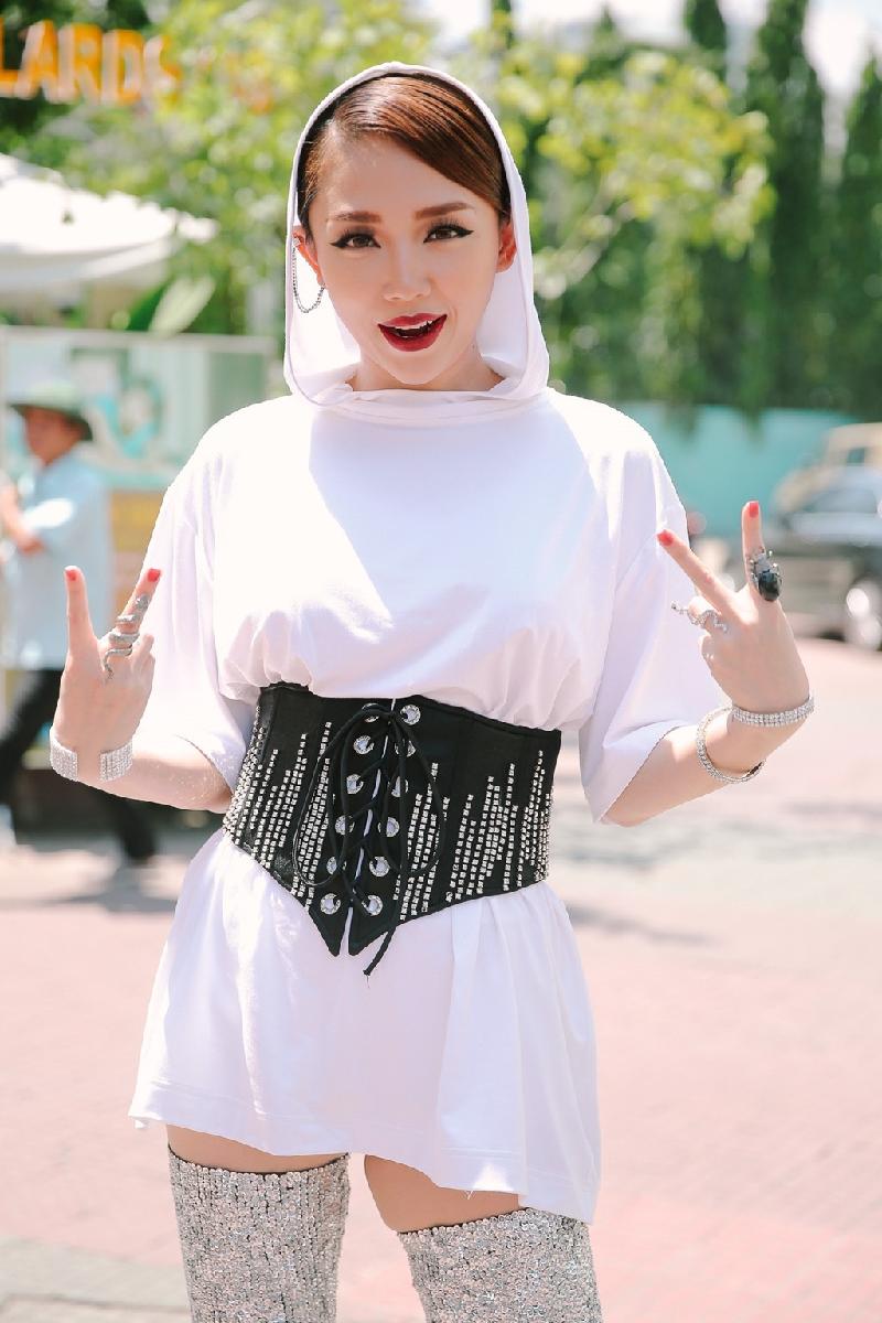 Gần đây, các người đẹp Việt cũng bắt đầu lăng xê mốt corset, một trong số đó là ca sĩ Tóc Tiên. Tuy nhiên, bộ cánh này của huấn luyện viên The Voice bị một số khán giả nhận xét là cóp nhặt phong cách của Kylie Jenner. Ảnh: 