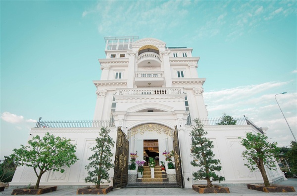 Biệt thự này nằm bên bờ sông Sài Gòn, có diện tích hơn 600m2, được dát vàng từ cổng.
