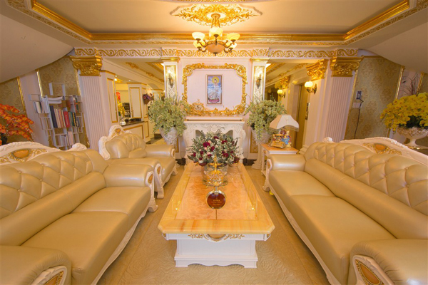 Phòng khách rộng rãi, mang gam màu vàng đặc trưng.
