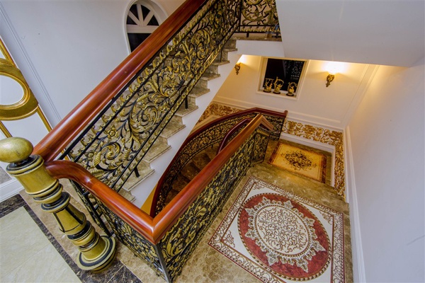 Cầu thang mang đậm nét đẹp cổ điển nối liền các tầng lầu.