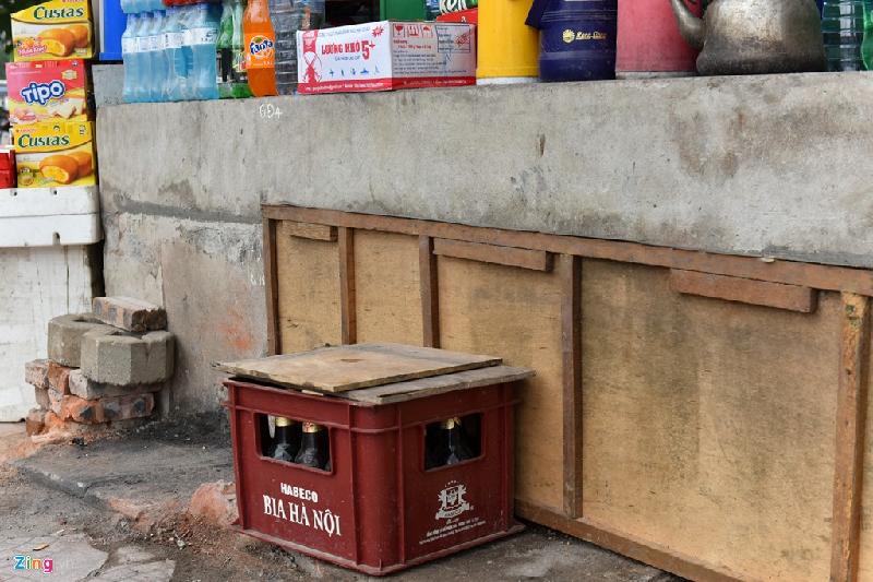 Một cửa hàng tạp hoá trên đường Ô Chợ Dừa quá cao so với mặt đất. Chủ tận dụng luôn vỏ két bia để làm bậc bước lên.