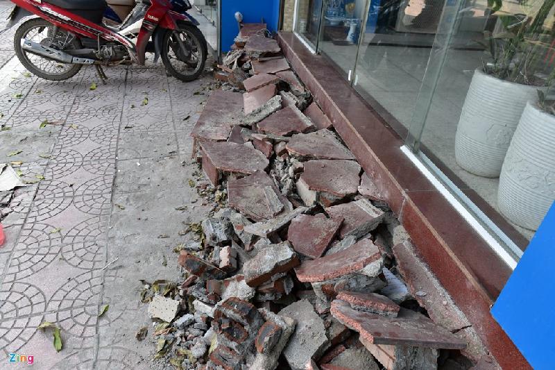 Sau gần một tuần bị phá dỡ, có cửa hàng ở phố Xã Đàn vẫn để nguyên đống gạch vụn ngổn ngang.