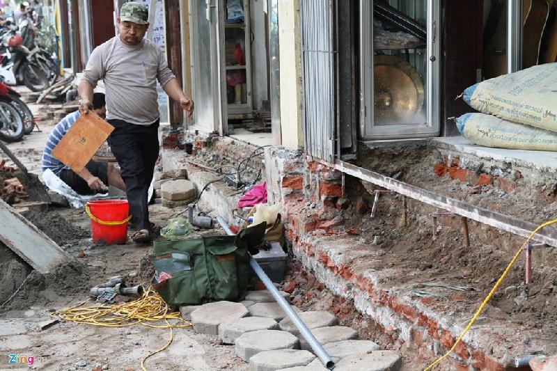 Chiều 20/3, nhiều cửa hàng trên phố Hào Nam đồng loạt xây lại bậc tam cấp.