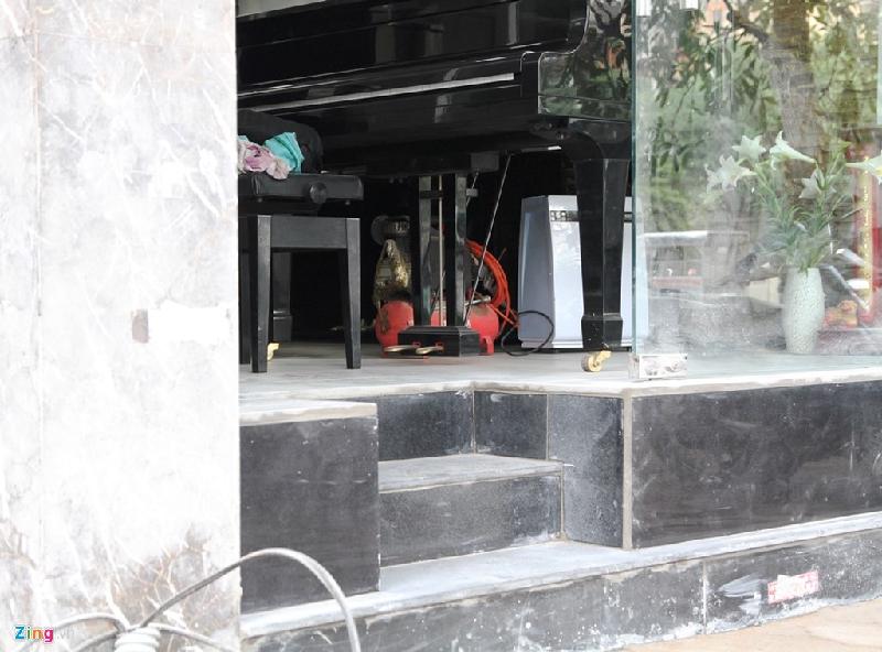 Một cửa hàng kinh doanh đàn trên phố Hào Nam hoàn thành việc xây dựng lại bậc tam cấp.