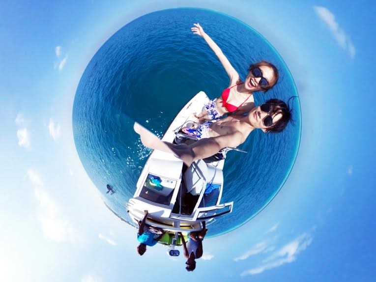 Đổ bộ đến “Đi và yêu” ngay trước thềm 14/3, cặp đôi người mẫu Quang Hùng - Quỳnh Châu khiến nhiều fan ngưỡng mộ với chia sẻ “Yêu nhau, hãy đưa nhau đến Maldives”.