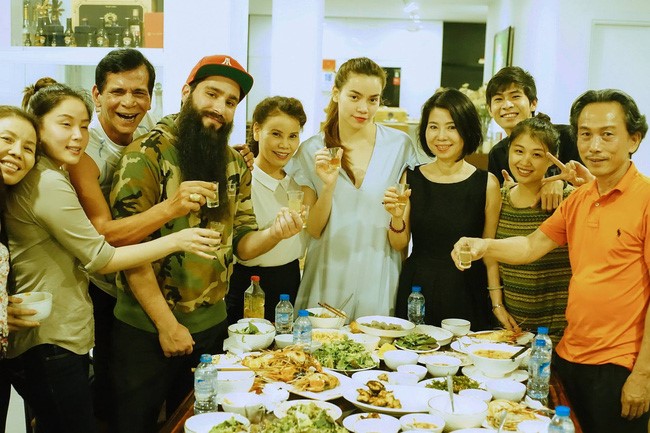 Tối 18/3, một tài khoản đăng tải loạt hình ảnh đạo diễn Kong: Skull Island Jordan Vogt-Roberts đến dùng bữa cùng gia đình Hồ Ngọc Hà ngay tại nhà riêng của nữ ca sĩ tại quận Bình Tân (TP.HCM).