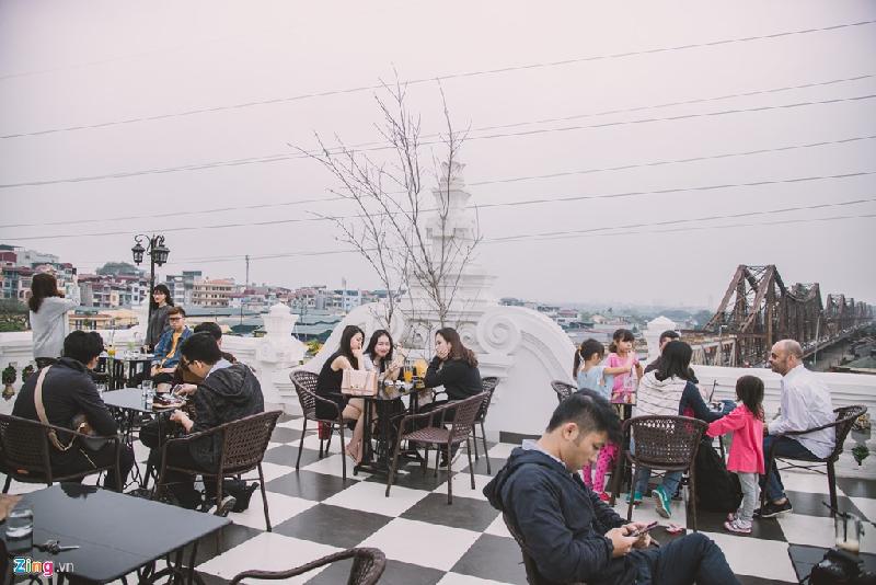 Một quán cà phê trên đường Trần Nhật Duật đi vào hoạt động khoảng 3 tháng gần đây đã thỏa mãn nhu cầu đó của bạn trẻ Hà thành. Tầng 4 của quán có góc nhìn thẳng ra cầu Long Biên.
