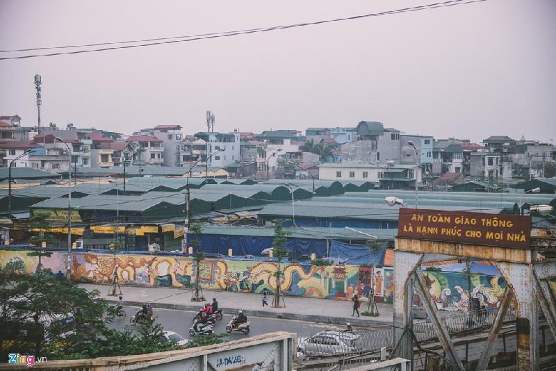 Từ quán cà phê, ta có thể thấy chợ Long Biên với những mái tôn màu xanh.