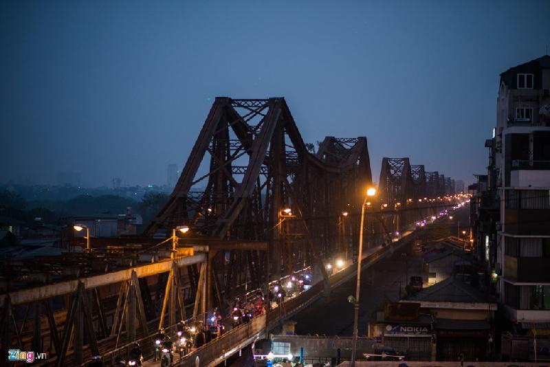 Cầu Long Biên lấp lánh hơn vào buổi tối bởi đèn đường và ánh đèn xe máy.
