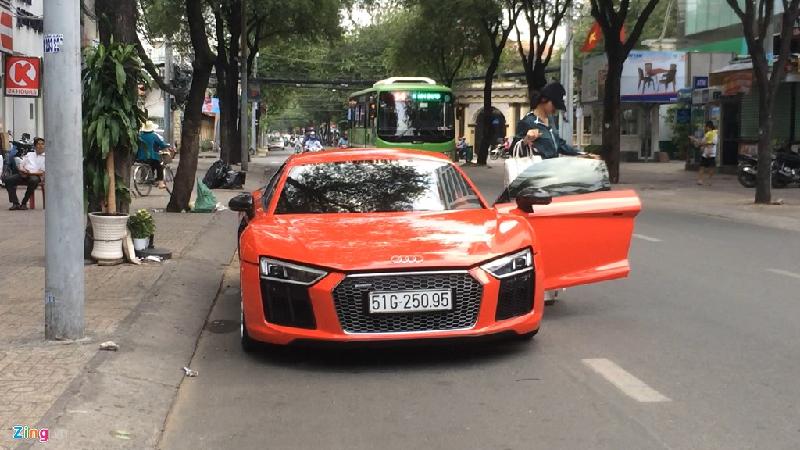 Được mua từ cuối 2016 nhưng Audi R8 V10 Plus ít khi xuất hiện cùng cặp đôi Đông Nhi và Ông Cao Thắng. Mới đây, nữ ca sỹ gốc Hà Nội đã tự mình lái chiếc siêu xe đi mua sắm tại Sài Gòn.