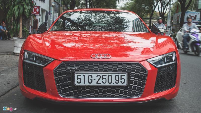 Đầu xe mang đặc trưng của Audi với lưới tản nhiệt hình lục giác cỡ lớn.
