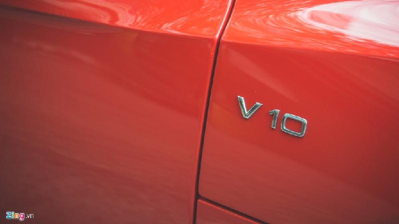 Audi R8 V10 Plus sử dụng động cơ 5.2L, hút khí tự nhiên, đạt công suất 602 mã lực, tăng tốc từ 0-100 km/h trong 3,2 giây và tốc độ tối đa 330 km/h. Tuy nhiên, những con số này chỉ mang tính chất tham khảo vì cặp đôi Đông Nhi và Ông Cao Thắng sẽ không tự mình 