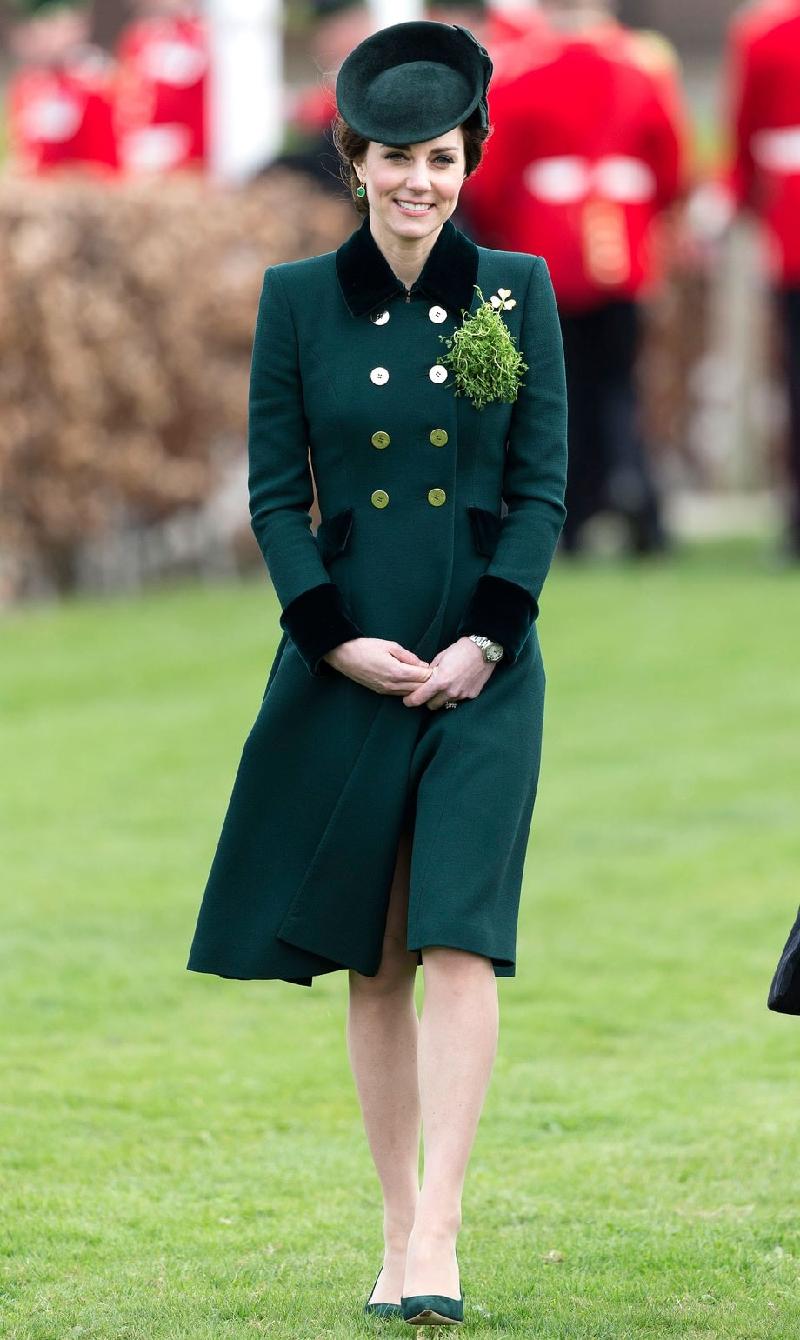 Đứng thứ hai trong nhóm sao đẹp tuần này là Công nương Kate Middleton với phong cách sang trọng, thanh lịch. Áo choàng chiết eo được bà mẹ hai con kết hợp khéo léo cùng phụ kiện đồng màu. Hoàng tử William và công nương đang có chuyến thăm chính thức nước Pháp lần đầu tiên. 