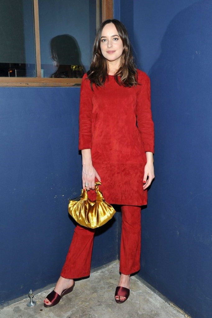 Không váy áo là lượt, Dakota Johnson vẫn được tạp chí Elle và Harper's Bazaaz dành nhiều lời khen. Set đồ đỏ nổi bật được mỹ nhân 50 sắc thái kết hợp cùng phụ kiện satin vàng ánh kim. 