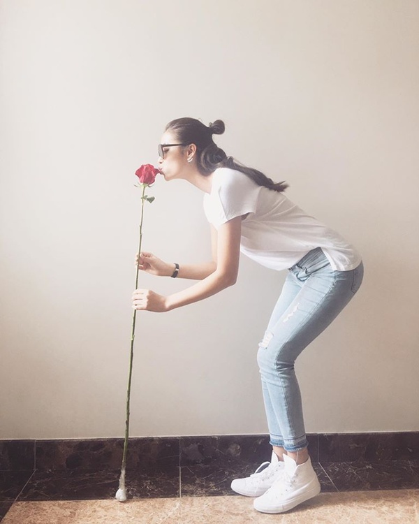Phạm Hương khoe bông hoa hồng dài hàng mét do người bạn thân gửi tặng.