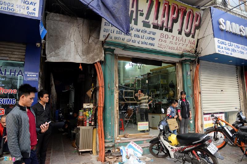 Mặt tiền một tiệm sửa máy tính trên phố Thái Hà sau khi bị tháo mang đi hai chiếc biển cột ngoài cửa.