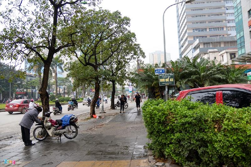 Đường Nguyễn Chí Thanh, cảnh nhiều ôtô đỗ lộn xộn, người đi bộ qua lại khá vất vả đã không còn.