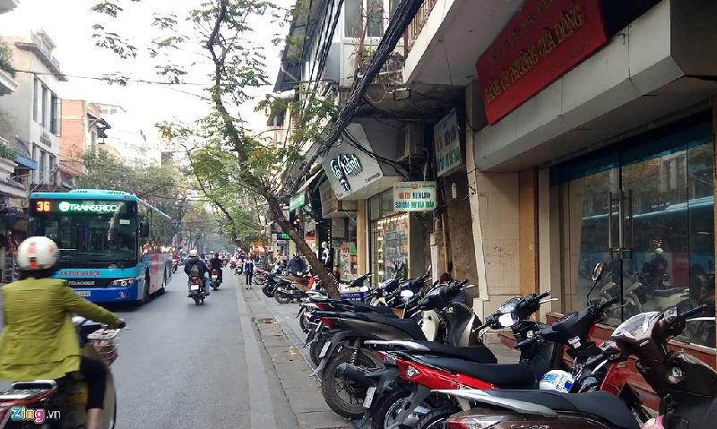Khu vực phố cổ, trước cổng UBND phường Cửa Đông (Hoàn Kiếm).