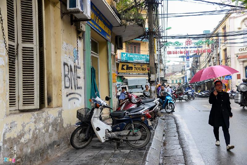 Trạm Y tế phường Hàng Bạc cũng chung tình trạng dù số xe máy trên vỉa hè có giảm.