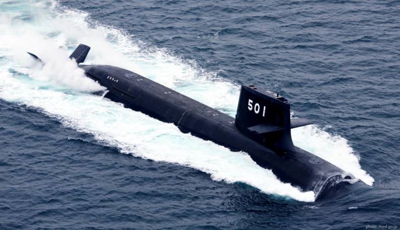 Theo Naval Technology, tàu ngầm tấn công phi hạt nhân lớp Soryu được chế tạo và đưa vào sử dụng trong lực lượng Phòng vệ Nhật Bản từ năm 2009. Đây là phiên bản nâng cấp từ lớp Oyashio. Tàu đầu tiên mang số hiệu SS-501 Soryu (rồng xanh). Ảnh: Bộ Quốc phòng Nhật Bản
