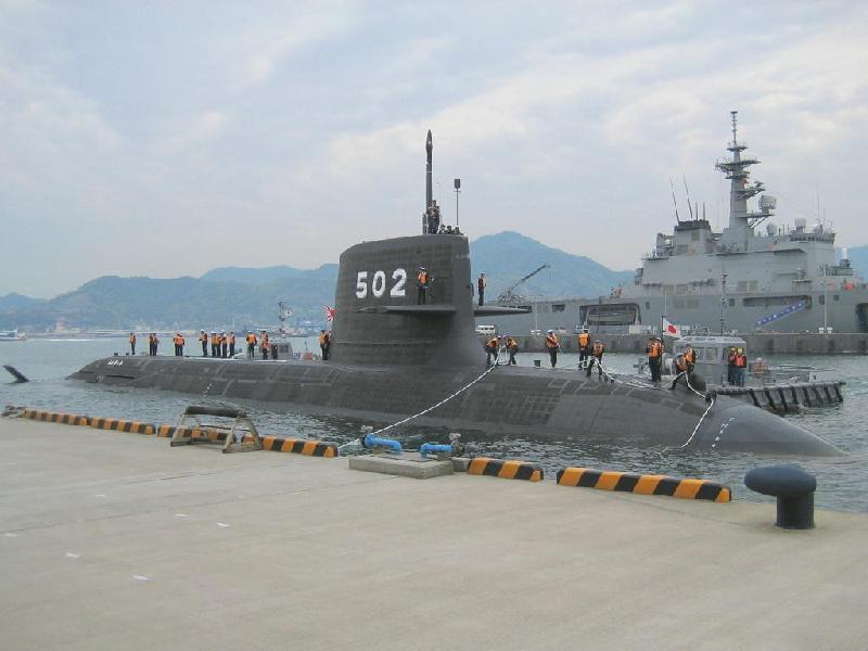 Tàu thứ 2 mang số hiệu SS-502 Unryu (mây rồng). Điểm khác biệt lớn nhất so với tàu ngầm lớp Oyashio là vây lái ở đuôi tàu có hình chữ X. Tàu có lượng choán nước khi lặn 4.100 tấn. Đây là tàu ngầm lớn nhất được chế tạo tại Nhật từ sau Thế chiến II. Ảnh: Asia Defence