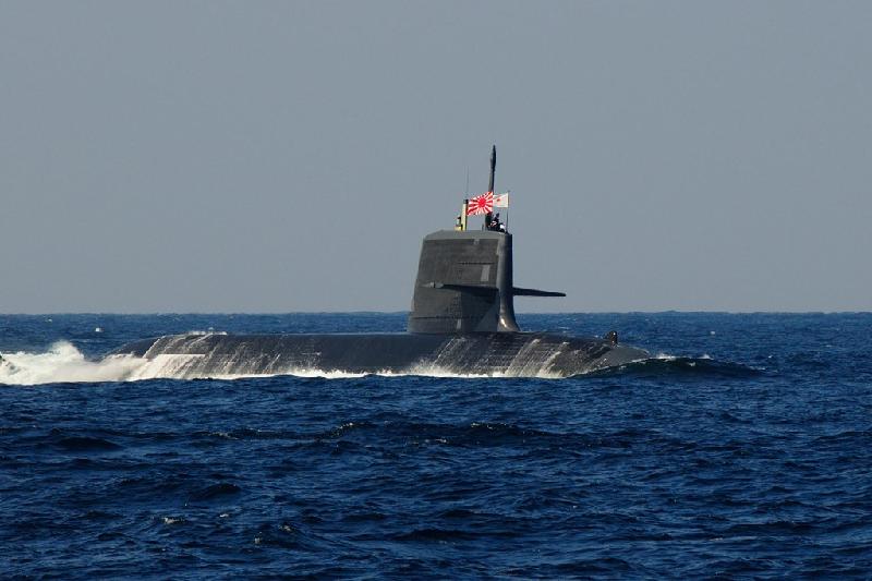 Tàu ngầm số hiệu SS-505 Zuiryu (rồng triển vọng) trong một thử nghiệm trên biển. Cảm biến chính của tàu ngầm lớp Soryu là hệ thống định vị thủy âm ZQQ-7 sản xuất theo giấy phép của tập đoàn Hughes, Mỹ. Ảnh: JMSDF