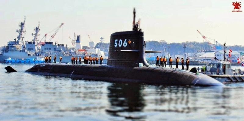 SS-506 Kokuryu (rồng đen) được đưa vào hoạt động từ năm 2015. Tàu ngầm lớp Soryu được trang bị 6 ống phóng 533 mm có thể phóng ngư lôi dẫn hướng âm thanh thụ động Type-89, hoặc tên lửa chống hạm Harpoon. Ảnh: Navy.81