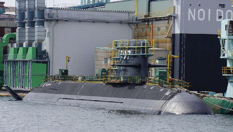 Tàu ngầm SS-507 Jinryu (rồng nhân ái) hoạt động từ năm 2016. Soryu được trang bị 2 động cơ diesel Kawasaki 12V 25SB, 4 động cơ AIP Kockums V4-275R Stirling, tốc độ khi nổi 13 hải lý/giờ, khi lặn 20 hải lý/giờ. Ảnh: JMSDF