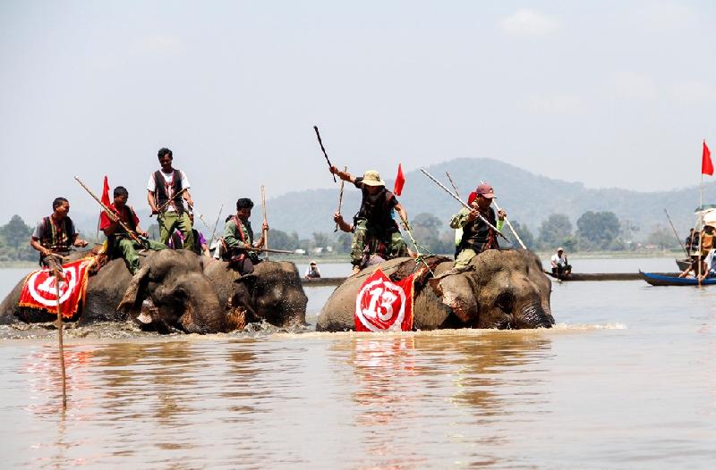 Sau khi kết thúc phần thi trên cạn, 13 chú voi tiếp tục trổ tài qua sông. Tuy nhiên, do lòng hồ có nhiều bùn các chú voi khó khăn trong di chuyển. 