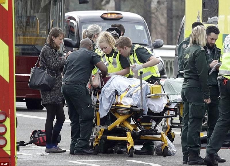 Nhân viên y tế sơ cứu người bị thương ngay trên cầu Westminster. Ảnh: AP.