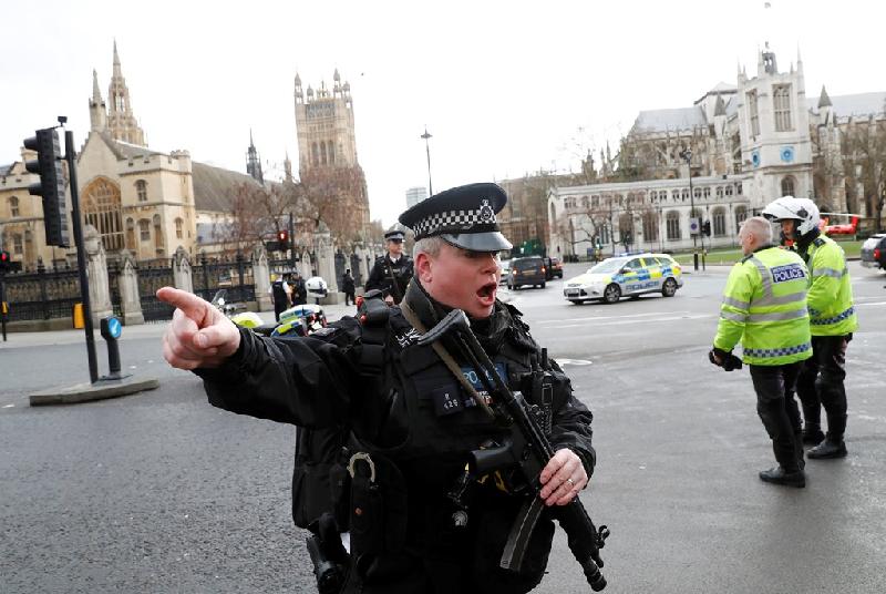 Trên Twitter, Sở Cảnh sát London nhận định đây là hành động khủng bố cho đến khi có kết luận khác. Ảnh: Reuters. 